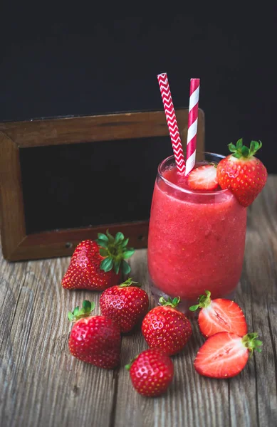 Erdbeermatsch auf Holz, Sommergetränk, frisches Getränk — Stockfoto
