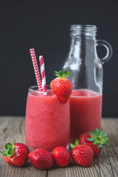 Erdbeermatsch auf Holz, Sommergetränk, frisches Getränk — Stockfoto