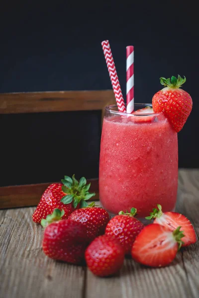 Erdbeermatsch auf Holz mit schwarzer Tafel, Sommergetränk , — Stockfoto