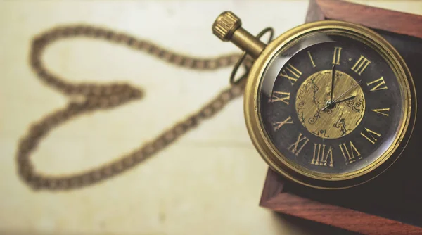 Relógio de bolso velho com corrente em forma de coração tom vintage — Fotografia de Stock