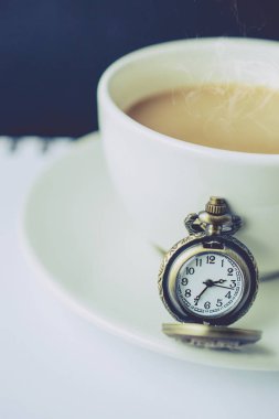 Cep saati yanındaki boş alanda Vintage ile kahve fincanı 