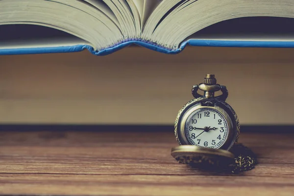 Relógio de bolso na frente do livro com espaço em branco em tom vintage — Fotografia de Stock