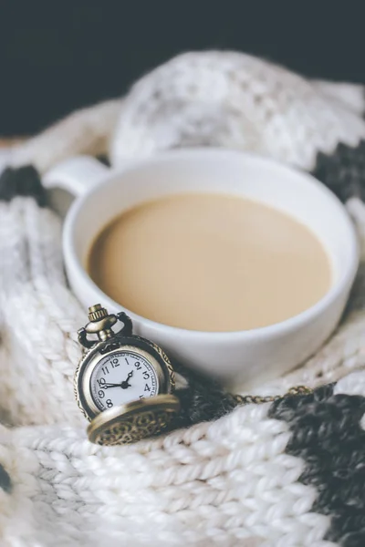 Orologio da tasca sul legno con tazza di caffè avvolto in una sciarpa vi — Foto Stock