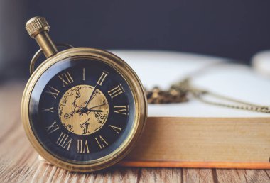 Cep saati ve eski kitap ve boşluk ile kitap