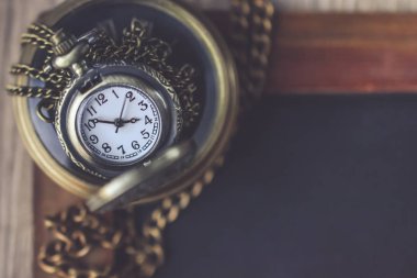 2 cep saati boş Spac ile kara tahta üzerinde zinciri ile