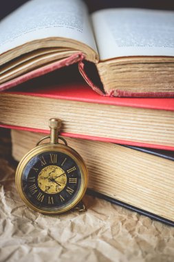 Vintage tonda buruşuk kağıt eski kitapları ile cep saati