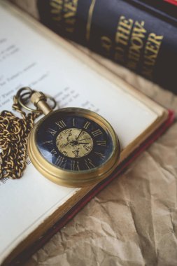 Vintage tonda buruşuk kağıt eski kitapları ile cep saati