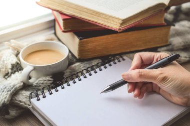 Kitap ve kadın el graffitti beyaz kitap V ile kahve fincanı