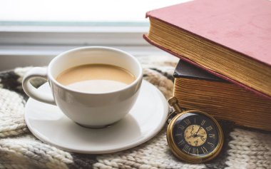 Kahve fincanı kitap ile kış sezonu Vin ile Scraf