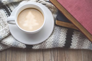 Noel ağacı kahve Kupası kitap ile Vin, Scraf