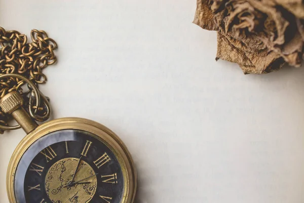 빈 공간 오래 된 종이에 건조 로즈와 주머니 시계 — 스톡 사진