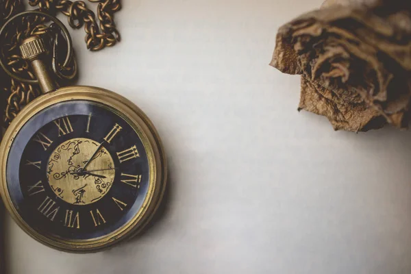 빈 공간 오래 된 종이에 건조 로즈와 주머니 시계 — 스톡 사진