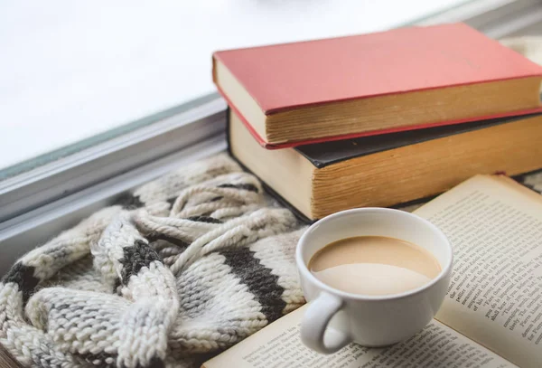 Kahve fincanı kitap ile kış sezonu Vin ile Scraf