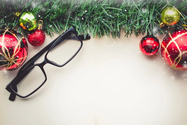Yeşil çim ve gözlük alan eski kağıt Wi boş Noel
