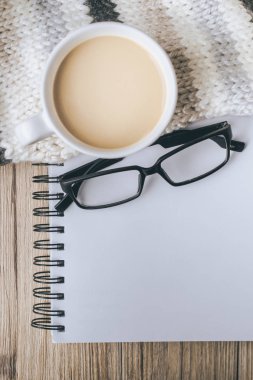 Kahve fincanı kitap ile kış sezonu Vin ile Scraf