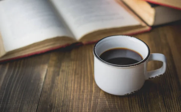 Kawa w stary Puchar na drewniane z książką w tonie vintage — Zdjęcie stockowe
