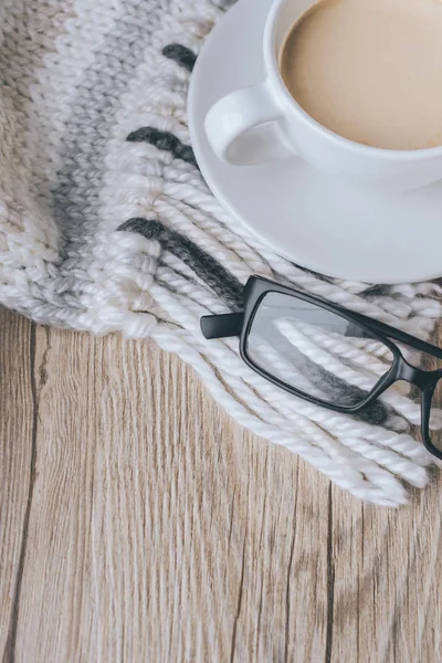 kahve fincanı vintage tonda eşarp ve Wooedn gözlüklü
