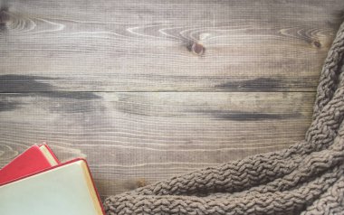 Kitap ve eşarp coppy alanı olan ahşap arka plan üzerinde