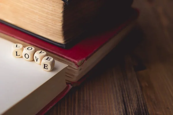 Kelime aşk ve eski kitap yığını Vin uzayda kopya ile ahşap