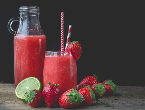 Erdbeermatsch auf Holzgrund, sommerliches Getränk, frischer Beve — Stockfoto