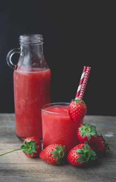 Erdbeermatsch auf Holzgrund, sommerliches Getränk, frischer Beve — Stockfoto