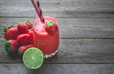 Straberry Smoothies, çilek Slush ahşap arka plan, yaz içeceği, taze içecek
