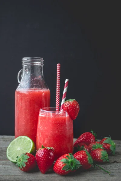 Straberry Smoothies, çilek Slush ahşap arka plan, yaz içeceği, taze içecek