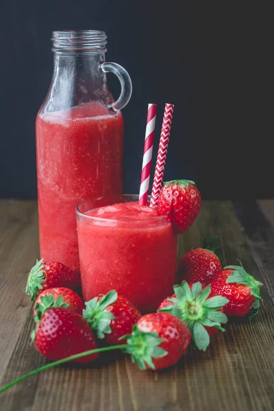 Erdbeer-Smoothies, Erdbeer-Matsch auf Holzgrund, Sommergetränk, frisches Getränk — Stockfoto