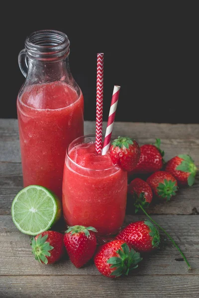 Erdbeer-Smoothies, Erdbeer-Matsch auf Holzgrund, Sommergetränk, frisches Getränk — Stockfoto
