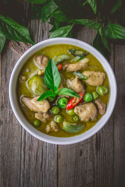 Tavuk malzemeler, Tayland Mutfağı geleneği ile yeşil köri ve