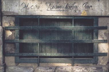 Kirli grunge duvardaki çelik çubuklu pencere kapalı 