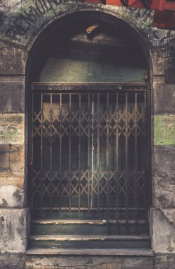 vintage sürgülü kapı iç veya eski karanlık tonda çubuklu