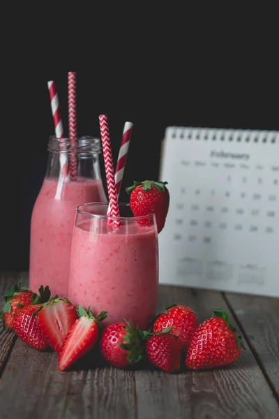 Relaxar e relaxar o tempo com smoothie de morango com backgrou de madeira — Fotografia de Stock