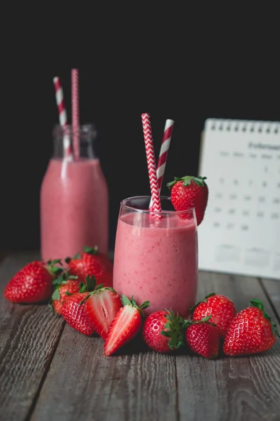 Zeit zum Chillen und Entspannen mit Erdbeer-Smoothie mit Holz-Backgrou — Stockfoto