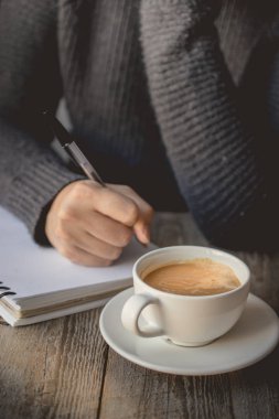 Sabah her gün, günün başında, kolay oturma odası ile bir