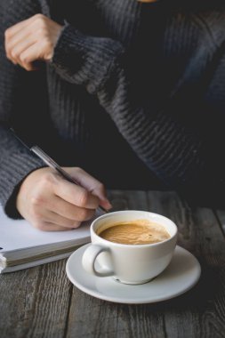 Sabah her gün, günün başında, kolay oturma odası ile bir