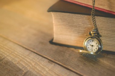 yakın çekim eski cep saati ve yığın kitap kopya alanı ile m