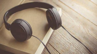 Sabah gevşeme ve kırmızı kalp ve küçük çiçekler ile rahat 