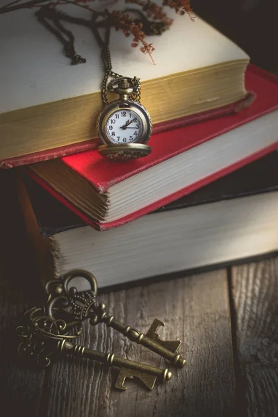 Eski kitap kopya ile cep saati ve yığın üzerinde eski vintage anahtar