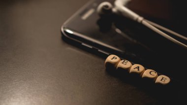 Dönüş vakti smartphone ve Peaceon karanlık kelime backgrou