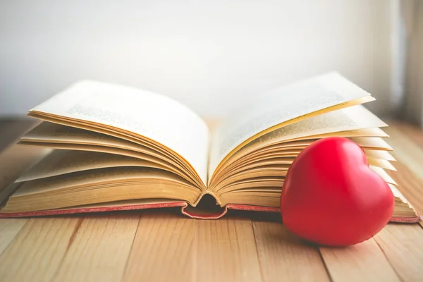kopya alanı rahatlama ile açık kitap önünde kırmızı kalp bir