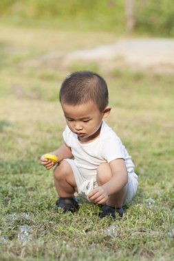 Şirin Çinli bubbles oynamak bebeğim