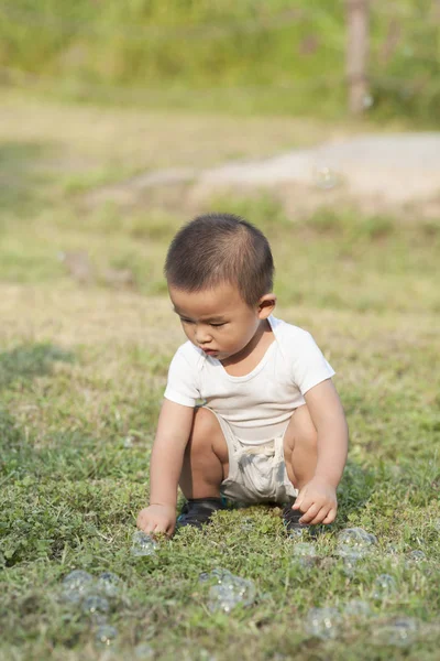 Şirin Çinli bubbles oynamak bebeğim