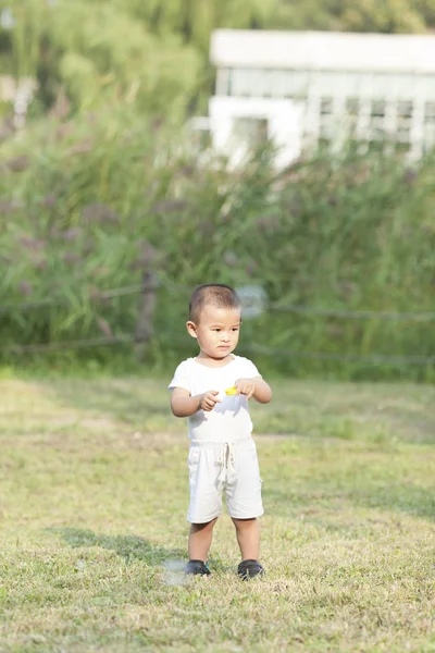 Mignon chinois bébé garçon jouer bulles — Photo