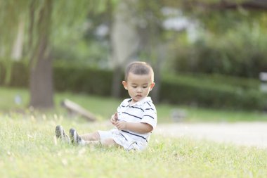 Çayır üzerinde oynarken mutlu Çinli bebek çocuk