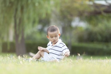 Çayır üzerinde oynarken mutlu Çinli bebek çocuk