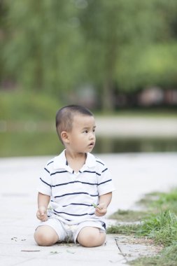 Bir parkta oynarken mutlu Çinli bebek çocuk