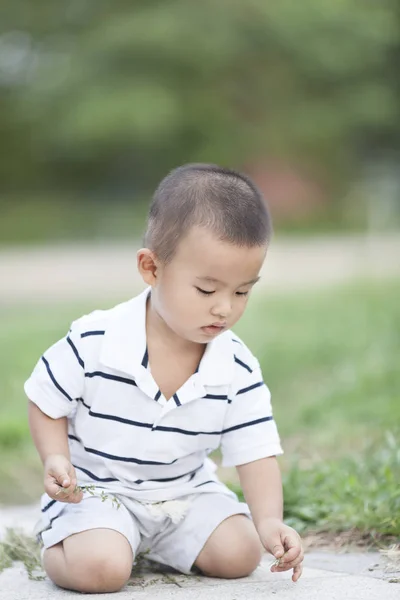 Bir parkta oynarken mutlu Çinli bebek çocuk