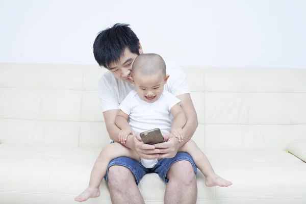 Çince baba ve oğul selfie kanepe alarak