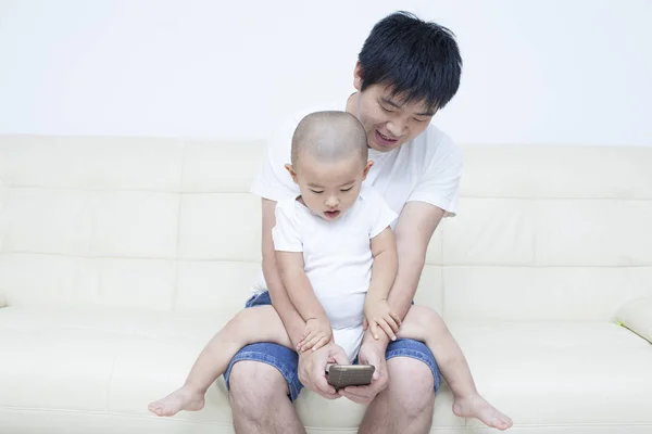 Çince baba ve oğul selfie kanepe alarak